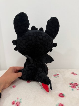 Peluche negro con mariposa naranja