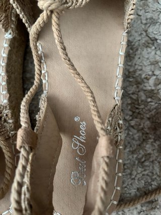 Alpargatas Beige y Doradas. Numero 39. Nuevas.