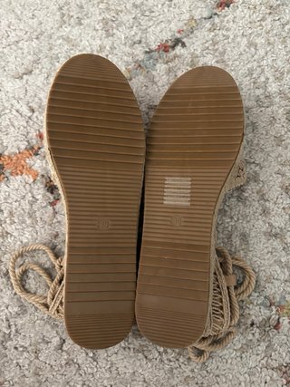 Alpargatas Beige y Doradas. Numero 39. Nuevas.