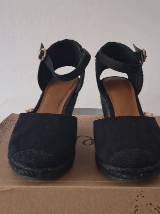 Sandalias negras con cuña y pulsera