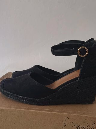 Sandalias negras con cuña y pulsera