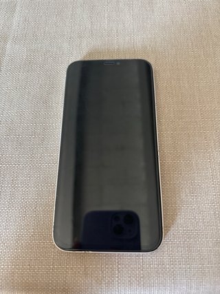 iPhone 12 blanco con funda morada