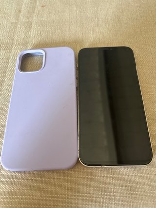 iPhone 12 blanco con funda morada