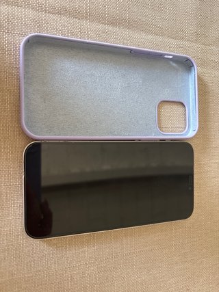 iPhone 12 blanco con funda morada