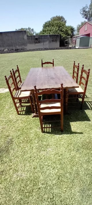 Mesa de comedor y 6 sillas de madera