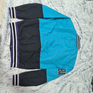 Chaqueta New Era NBA Hornets Negra/Morada