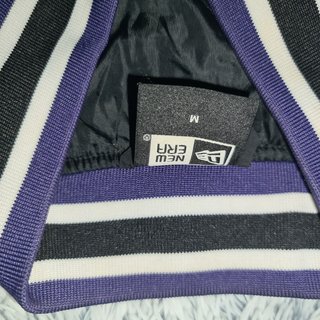 Chaqueta New Era NBA Hornets Negra/Morada