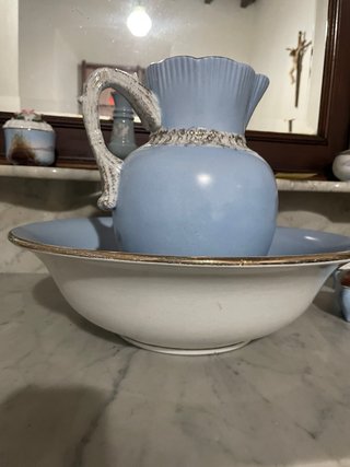 Tocador antiguo con juego de porcelana