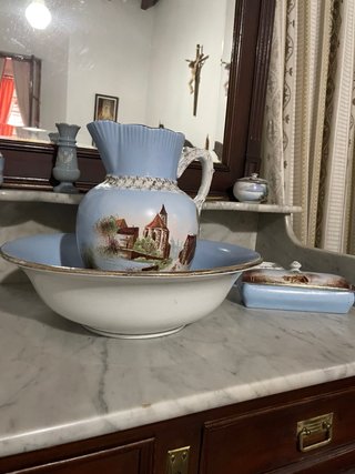 Tocador antiguo con juego de porcelana