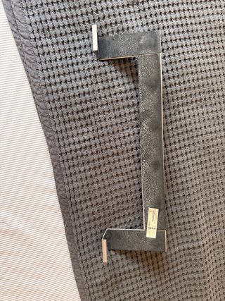 Colgador de puerta metálico plateado