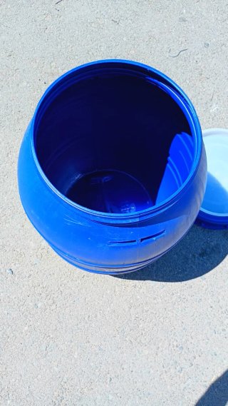 Bidón de plástico pequeño de 100L.