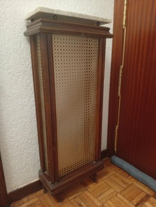 Cubre radiador mármol y madera