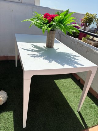 Mesa de terraza blanca de plástico