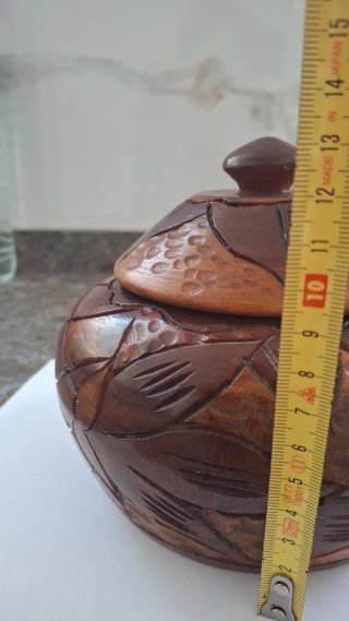 Cuenco de madera tallado con tapa