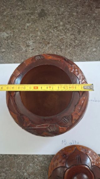 Cuenco de madera tallado con tapa