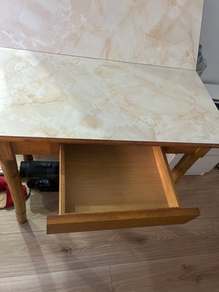 Mesa plegable beige y marrón
