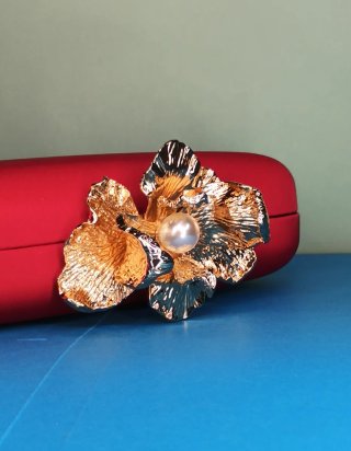 Clutch rígido rojo con cierre joya dorado