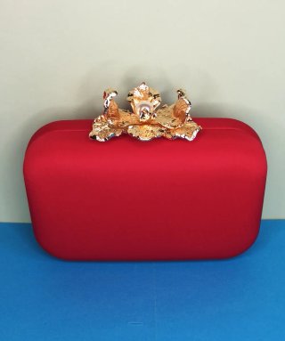 Clutch rígido rojo con cierre joya dorado