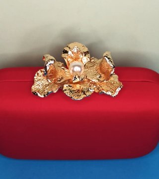 Clutch rígido rojo con cierre joya dorado