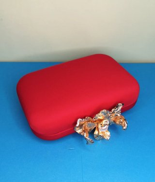 Clutch rígido rojo con cierre joya dorado