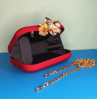 Clutch rígido rojo con cierre joya dorado