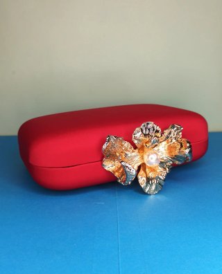 Clutch rígido rojo con cierre joya dorado