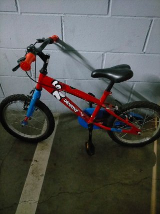 Bicicleta infantil roja y azul