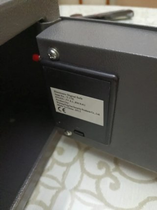 Caja fuerte metálica negra
