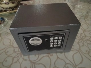 Caja fuerte metálica negra