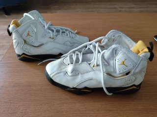 Zapatillas Baloncesto Jordan Blancas y Amarillas