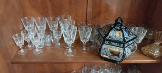 Juego de copas y figura de porcelana