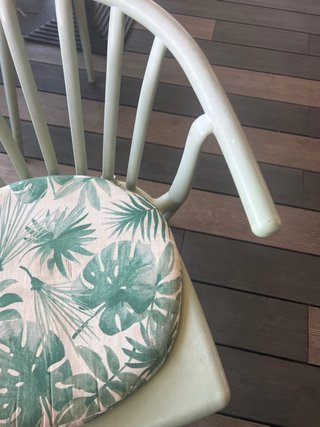 Silla de terraza con cojín estampado