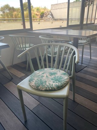 Silla de terraza con cojín estampado