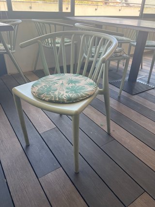 Silla de terraza con cojín estampado