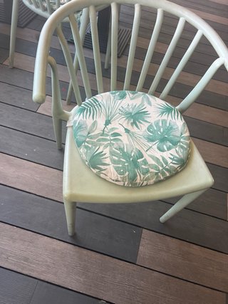 Silla de terraza con cojín estampado