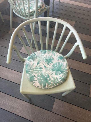 Silla de terraza con cojín estampado