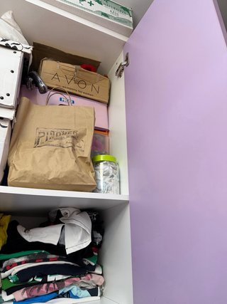 Armario y estanterías habitación morado