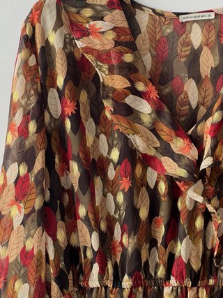 Vestido corto metalizado estampado hojas