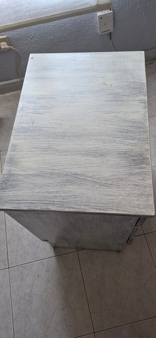 Mesita de noche de madera pintada