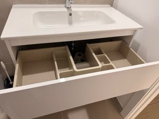Mueble de lavabo blanco y metal junto con el grifo