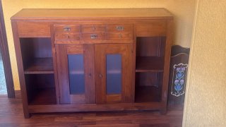 Mueble aparador de madera con puertas de cristal