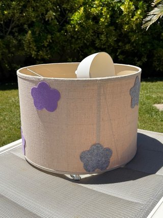 Lámpara infantil beige con estrellas y nubes