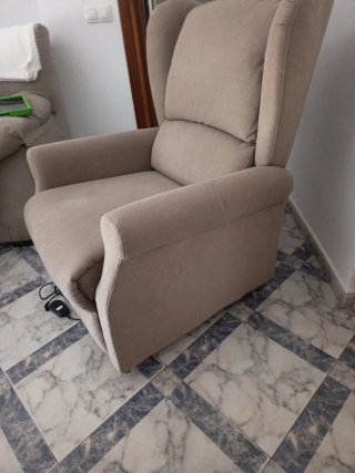 Sillón reclinable eléctrico beige, seminuevo