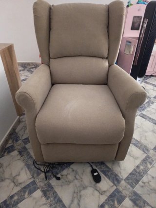Sillón reclinable eléctrico beige, seminuevo