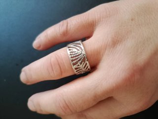Anillo plateado con diseño calado