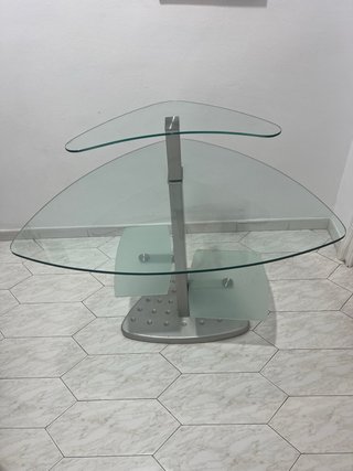 Mesa de cristal y metal moderna