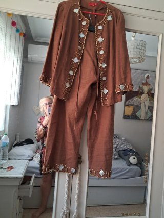 Traje de lino con abalorios nácar y pedrería talla