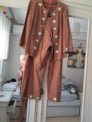 Traje de lino con abalorios nácar y pedrería talla