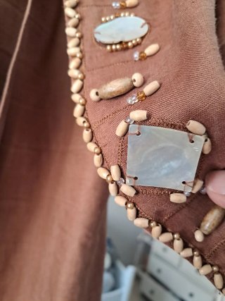 Traje de lino con abalorios nácar y pedrería talla