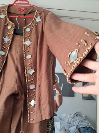 Traje de lino con abalorios nácar y pedrería talla